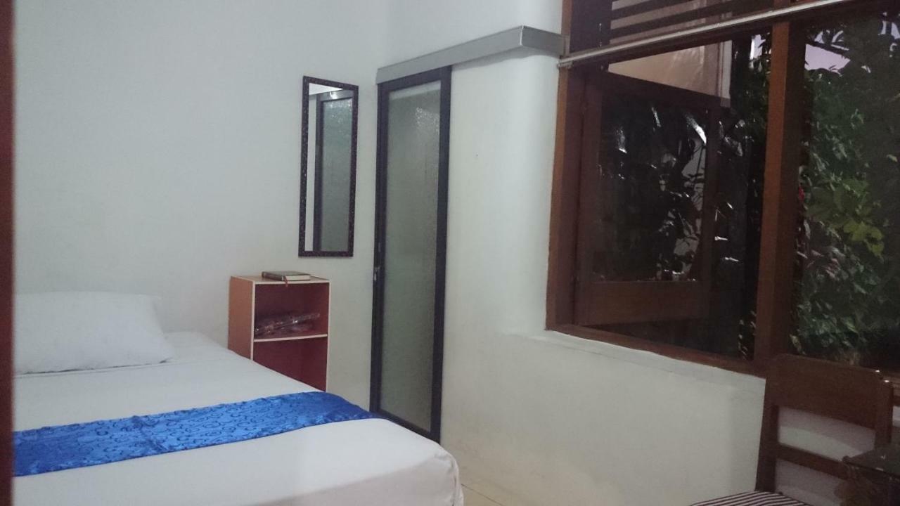 Isro Guesthouse Syariah Kepanjen Exterior foto